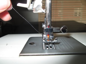 Setting up your sewing machine properly is important for any beginner learning to sew on a sewing machineSetting up your sewing machine properly is important for any beginner learning to sew on a sewing machine - Sew Me Your Stuff